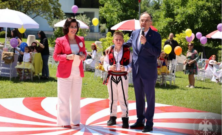 1 QERSHORI/ Presidenti Begaj dhe Zonja e Parë takojnë fëmijë nga të gjitha trevat shqipfolëse