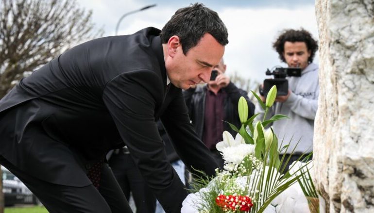 “KUJTIMI I MARTINËVE QËNDRON NË THEMEL…”/ Albin Kurti përkujton masakrën e Deçanit më 1 qershor 1998