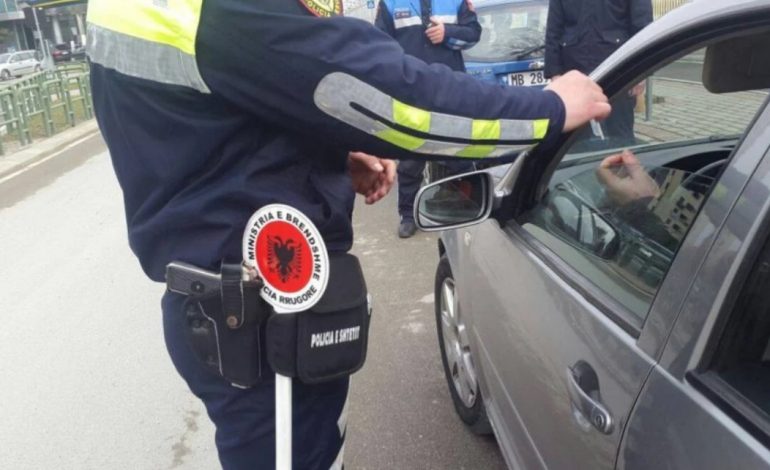 E PËSOJNË KEQ/ Merrnin ryshfet që të mos vendosnin gjoba, dërgohen në gjyq gjashtë policë në Elbasan