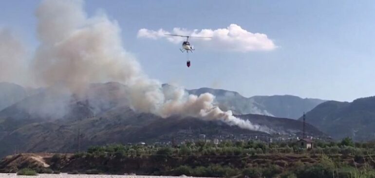 RINDIZET ZJARRI NË PYJET E DARËZEZËS/ Situata jashtë kontrollit, ndërhyn helikopteri “Cougar” i Forcës Ajrore