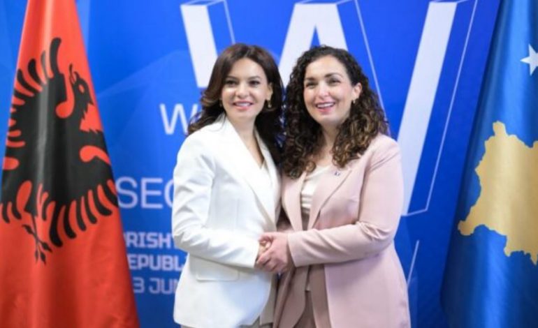 FORUMI NDËRKOMBËTAR PËR GRATË NË PRISHTINË/ Presidentja Osmani takon kryeparlamentaren Spiropali: Me rëndësi bashkëpunimi i dy shteteve tona simotra