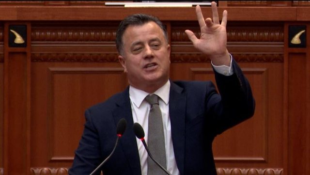 “E DËGJONI GJUHËN E TIJ?” Noka përjashtohet nga seanca, Spiropali ndërpret punimet e Kuvendit