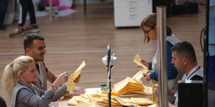 KUTITË E TIRANËS DO HAPEN/ Dy anëtarët e PD në KAS vendosin për rinumërim të votave
