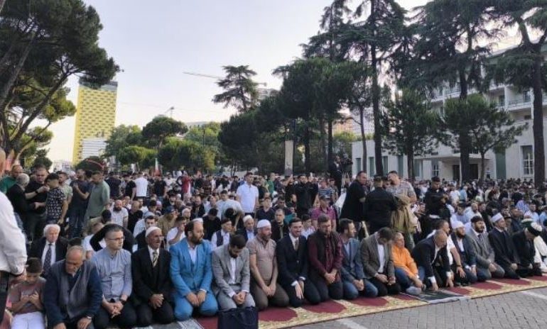 FESTOHET SOT KURBAN BAJRAMI/ Mijëra besimtarë falin namazin në bulevardin ‘Dëshmorët e Kombit’