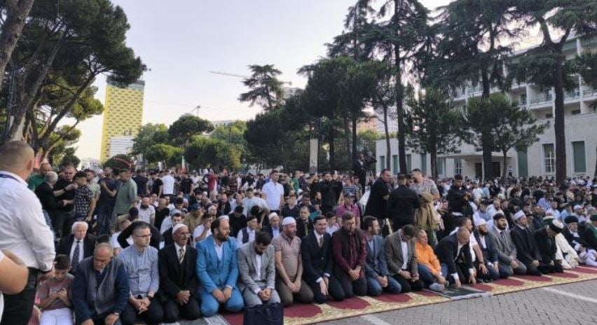 FESTOHET SOT KURBAN BAJRAMI/ Mijëra besimtarë falin namazin në bulevardin ‘Dëshmorët e Kombit’