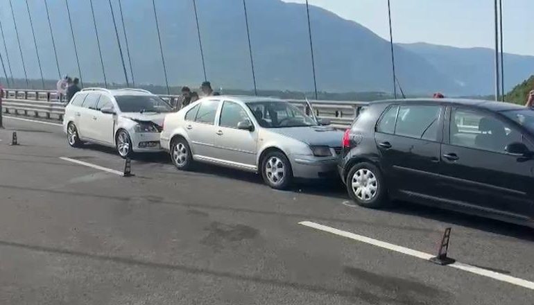 AKSIDENT I TREGISHTË NË KUKËS/ Makinat përplasen me njëra-tjetrën, pamjet nga vendngjarja