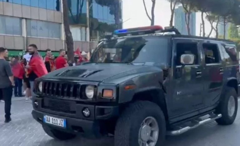 PAMJET/ Bulevardi “Dëshmorët e Kombit” i mbushur me tifozë kuqezi, mbërrijnë dhe forcat policore