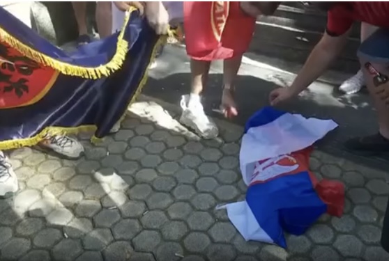 NUK NDALEN TIFOZËT SHQIPTARË/ Shkrumbojnë flamurin serb në mes të Tiranës