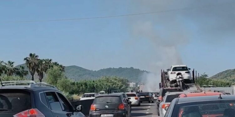 PAMJET/ U përplas me disa automjete, makina merr flakë në mes të autostradës Tiranë-Durrës