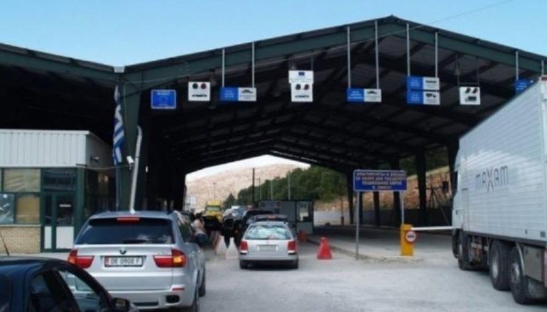 KONTROLLET E AMP NË DOGANËN E KAPSHTICËC/ Arrestohen 4 punonjës policie të kufirit! Pranga dhe drejtuesit të automjetit ku u gjet 6 kg heroinë