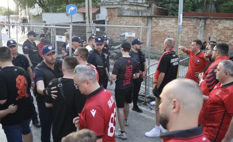 HODHËN SENDE NË FUSH/ Arrestohen dy tifozë pas ndeshjes! Në pranga dhe një punonjës sigurie