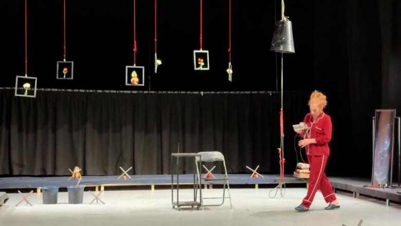 "FËMIJËT E ZHDUKUR NË LUFTË"/ Monodrama ‘Engjëjt’ ngjitet në Teatrin e Korçës