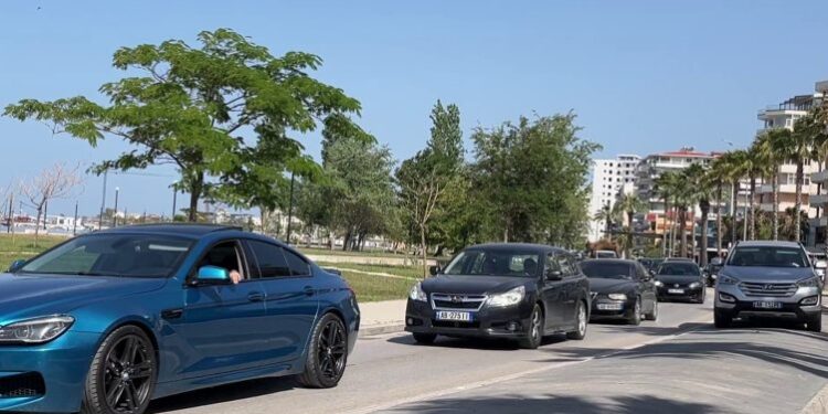 TRAFIK I RËNDUAR NË VLORË/ Radhë kilometrike në Lungomare dhe në Transballkanike