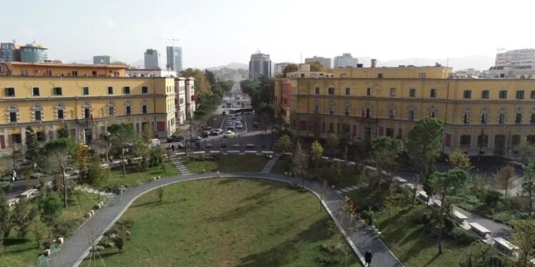 QEVERIA MIRATON PROGRAMIN PËR PUNËSIMIN NË ADMINISTRATË/ 600 të rinj trajnim me pagesë, 250 prej tyre do punësohen