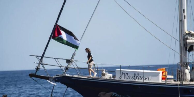 LUFTA/ Greta Thunberg dhe aktivistët e tjerë drejt Rripit të Gazës, Izraeli urdhëron pengimin e ankorimit të anijes