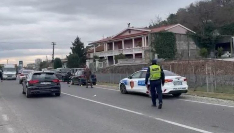 AKSIDENT I DYFISHTË NË ELBASAN/ 6 persona të plagosur! Një nga shoferët 80-vjeçar, një tjetër nën akuzë! Makina përfundon në lokal