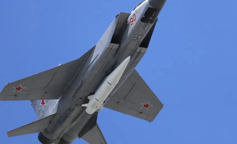 SULME NË TERRITORIN RUS/ Forcat ukrainase godasin avionët MiG dhe fabrikën që furnizon armët e Kremlinit