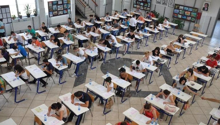MATURA SHTETËRORE/ 27 mijë nxënës testohen sot në Gjuhë Shqipe dhe Letërsi! Manastirliu: Suksese të gjithëve