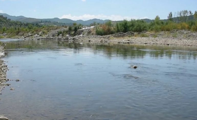 E RËNDË/ U denoncua i zhdukur, gjendet i pajetë buzë Shkumbinit 6-vjeçari