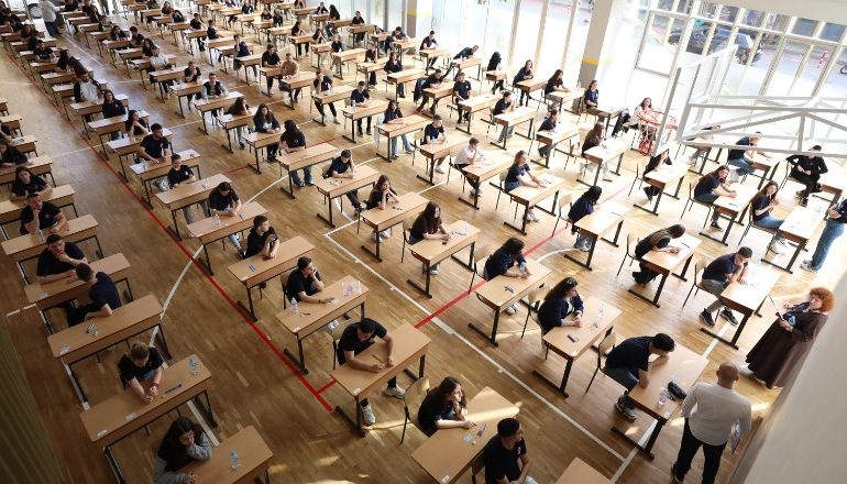 MATURA 2025/ Publikohen notat e Gjuhës së Huaj! 216 maturantë ekselentë, 399 ngelës! Nota mesatare 7.8