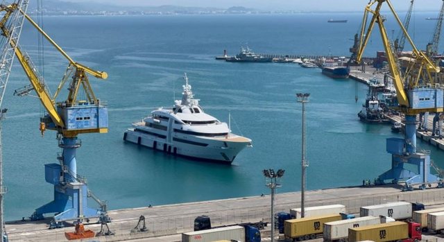 FOTOLAJM/ Jahti i miliarderit gjerman Reinhold Würth ankorohet në Portin e Durrësit
