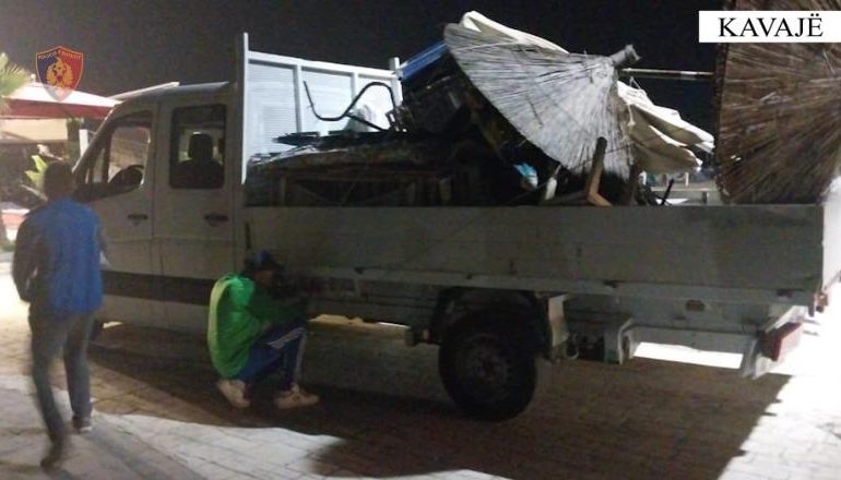 AKSION PËR LIRIMIN E PLAZHEVE PUBLIKE NË KAVAJË/ Policia: Në Golem u hoqën 70 çadra dhe shezlongë