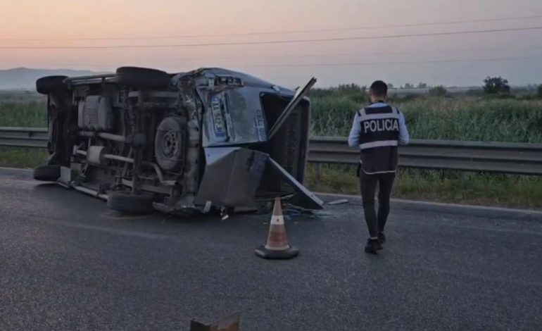 AKSIDENT NË AKSIN RRUGOR FIER-LUSHNJË/ Furgoni me pasagjerë përplaset me “Benz”-in! Shtatë të plagosur, tre në gjendje të rëndë