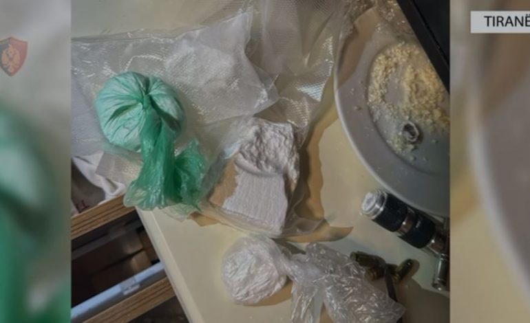 EMRAT/ Me armë dhe drogë në automjet, dy të arrestuar në Tiranë