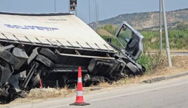 AKSIDENT NË LEVAN/ Shoferi humb kontrollin e mjetit, kamioni përfundon në kanalin anës rrugës