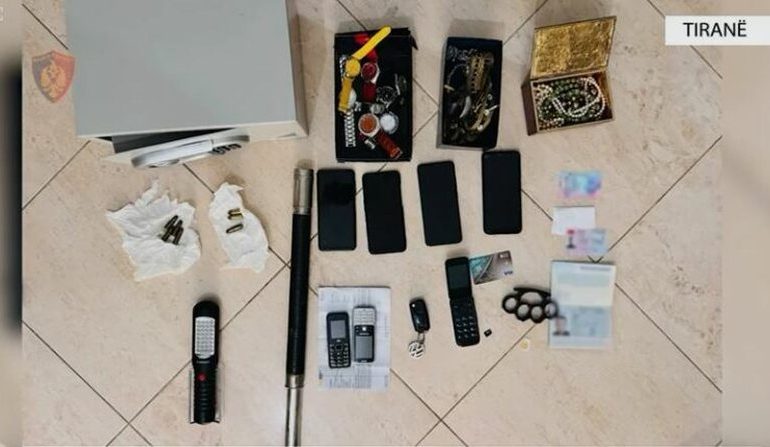VODHI SENDE ME VLERË DHE SHUMA PARASH/ Arrestohet 44 -vjeçari në Tiranë! I sekuestrohen 8 aparate celular, municion luftarak dhe 1 armë e ftohtë