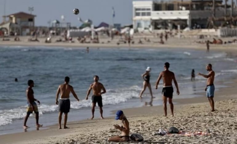 PAMJET/ Plazhet në Tel Aviv mbushen me pushues, pavarësisht kërcënimeve nga Irani