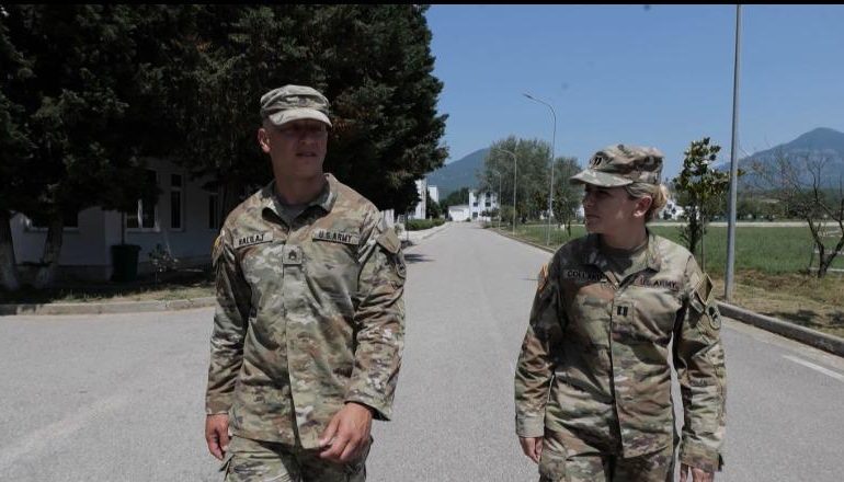 LANË ATDHEUN TË VEGJËL/ Fatjoni dhe Hatixhia sot shërbejnë në ushtrinë amerikane: Na ndihmuan në ditë të vështira, u kemi një borxh