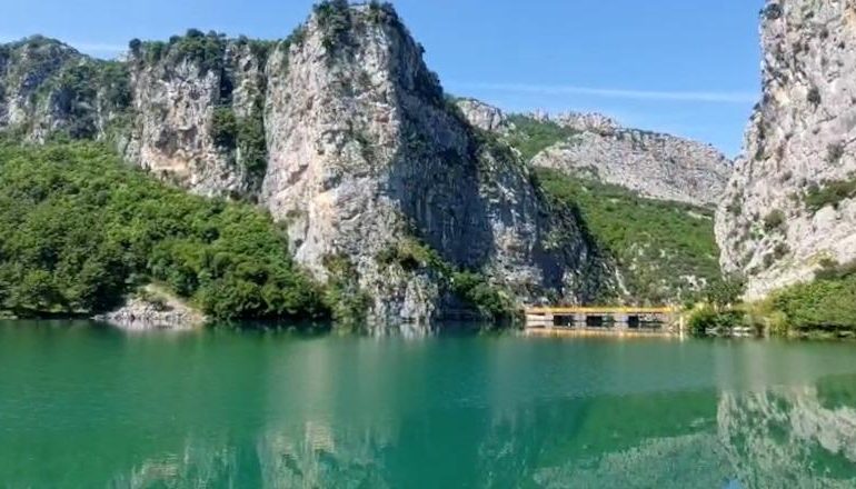 E TRISHTË/ Ishte duke u larë dhe e rrëmbeu rrjedha, mbytet 22-vjeçari në lumin Mat pranë Shkopetit (EMRI)