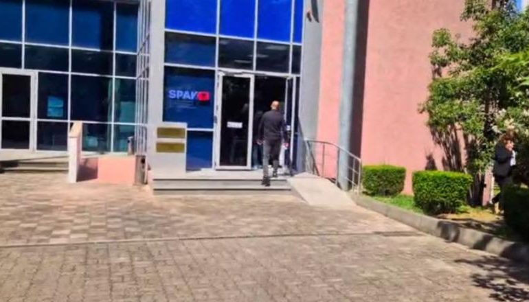 FALJA E GJOBAVE NGA QEVERIA/ SPAK vendosi mosfillimin e hetimit për kallëzimin, kandidati Aulon Kalaja e ankimon, pritet hedhja e shortit në GJKKO
