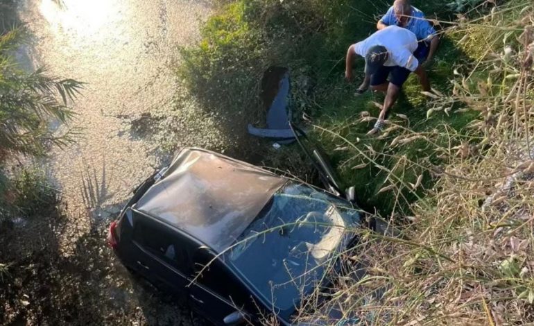 AKSIDENT I FRIKSHËM NË DELVINË/ Makina bie nga ura, shoferi…