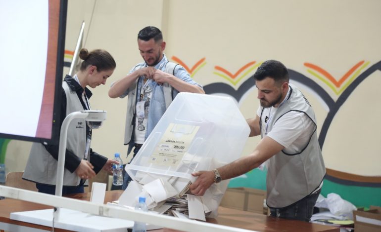 DO TË HAPEN 2323 KUTI/ Nis sot rinumërimi i votave të 11 majit për tre qarqe