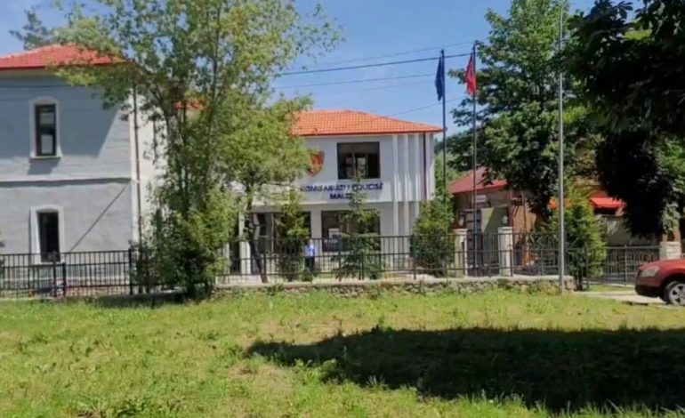 SHOKUESE NË MALIQ/ 60-vjeçari gënjen me karamele dhe para të miturën dhe tenton ta përdhunojë