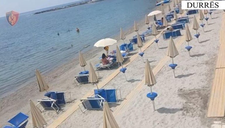 ZAPTUAN PLAZHIN PUBLIK/ Sekuestrohen 182 çadra dhe shezlongë në Durrës