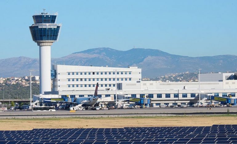 ALARM NË AEROPORTIN E ATHINËS/ Avioni me 150 pasagjerë bën ulje emergjente, kabina e pilotëve ‘pushtohet’ nga tymi