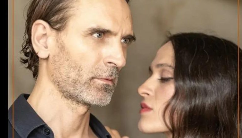 ARBEN BAJRAKTARAJ DHE LINDA RUKA SJELLIN “MALL” NË TIRANË/ Shfaqja, “teatër i zhveshur” me muzikë dhe poezi