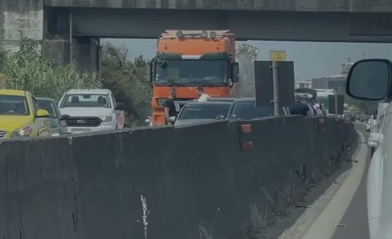 E FRIKSHME/ Dy aksidente të njëpasnjëshme në autostradën Tiranë-Durrës, përfshihen 18 automjete