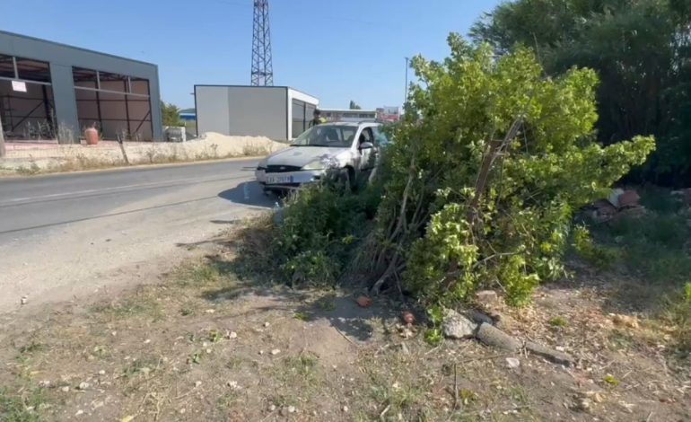 AKSIDENT NË FIER/ Furgoni i preu rrugën, makina përplaset me shtyllën e tensionit të lartë