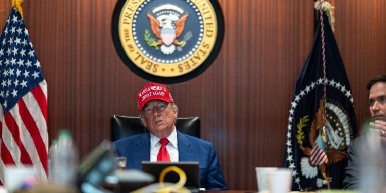 PAMJET HISTORIKE: Me kapele në kokë Trump ndjek sulmin amerikan ndaj Iranit