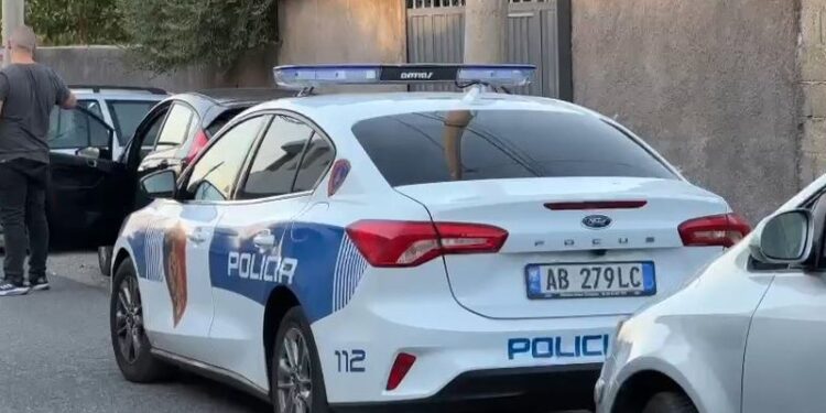 NDODH EDHE KJO! Motër e vëlla nga Prishtina të dehur, konfliktohen me policët në Tiranë! E reja thyen xhamin e komisariatit