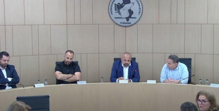ZGJEDHJET/ Pas Tiranës, do rinumërohen të gjitha votat edhe në qarkun Fier! Dy anëtarët e PD në KAS vendosin hapjen e 587 kutive