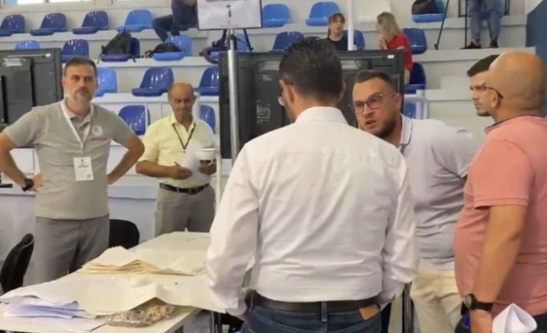 RINUMËRIMI I VOTAVE NË ELBASAN/ Vëzhguesit e PD: Dalin dy fleta mangët në një qendër votimi
