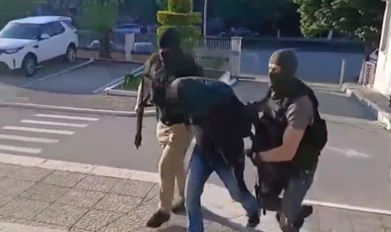 EMRAT/ Zbulimi i magazinës ku falsifikoheshin stampat e veshjeve në Tiranë, arrestohen edhe dy administratorët