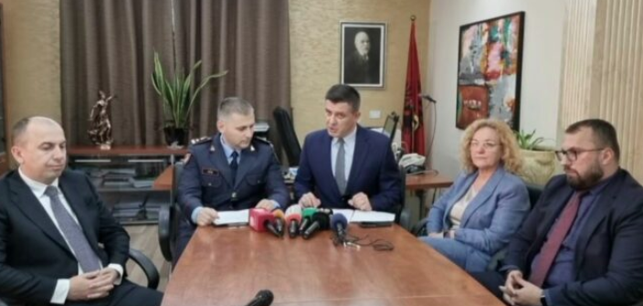 TRAFIK ARMËSH DHE PRODHIM E SHITJE DROGE/ Arrestohen 4 persona në Fier, ushtrohen 13 kontrolle në banesa, automjete dhe…