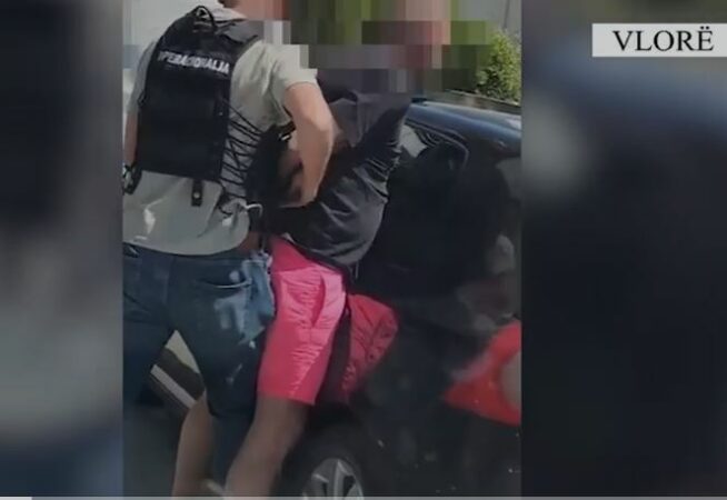 MERRTE PARA PËR FAVORIZIMIN E NJË SUBJEKTI PRIVAT/ Arrestohet punonjësi i OSSH-së në Vlorë, e pëson dhe bashkëpunëtori i tij