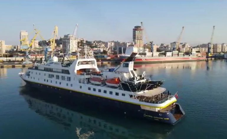 FOTOLAJM/ Pas Sarandës, kroçeria “National Geographic Orion” ankorohet në Durrës